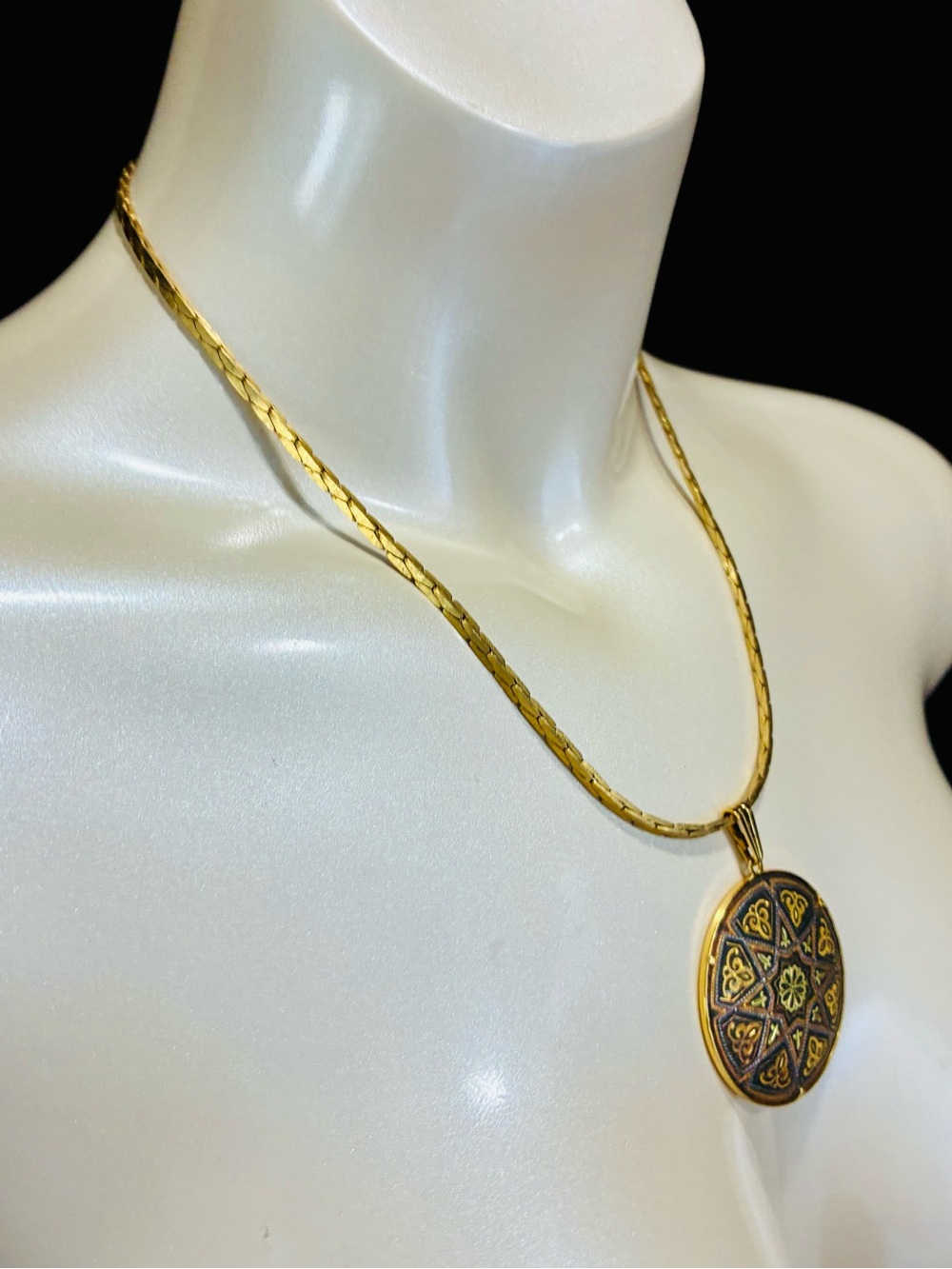 VTG Damascene Gold-Tone Star Medallion Pendant Necklace - INCLUDES CHAIN LINK - Picture 8 of 15